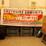 ...i cui interni sono tinteggiati con colori accesi. Le pareti pullulano di poster di stampo politico...
